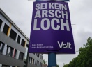 Foto: Unangemessene Wahlwerbung vor Fröbel-Grundschule 